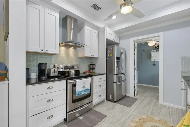 $3,500 | 676 Royal Palm Place, Vero Beach, FL 32960