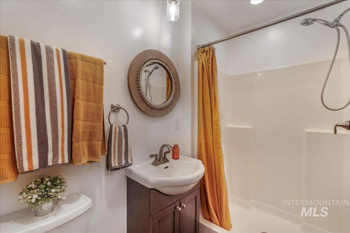4076 North 3446 East Kimberly, ID 83341 - Photo 26 of 45 Full bath with a shower with curtain and vanity