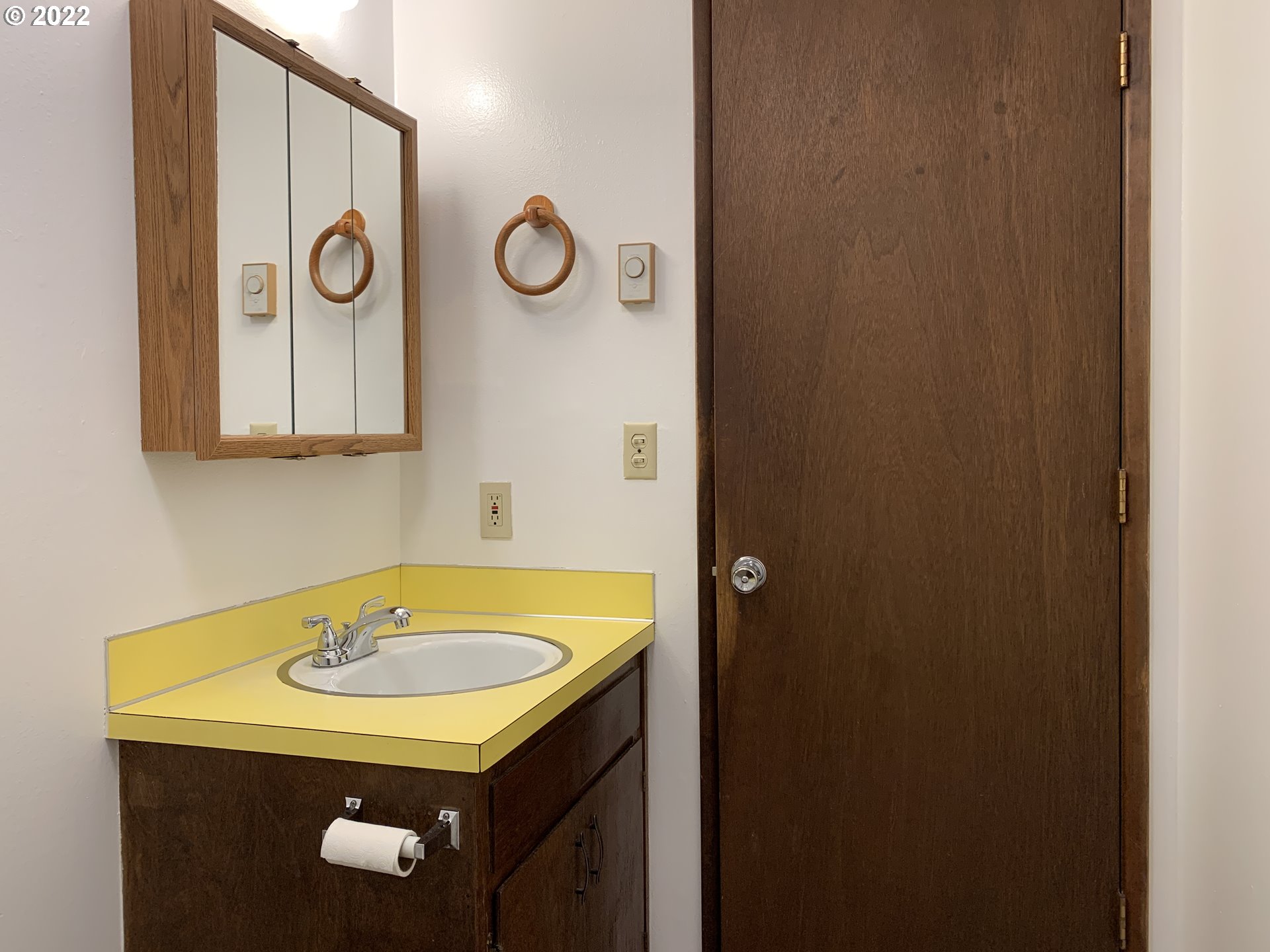 296 South 50th Place Springfield, OR 97478 - Photo 12 of 32 a bathroom with a sink and a mirror