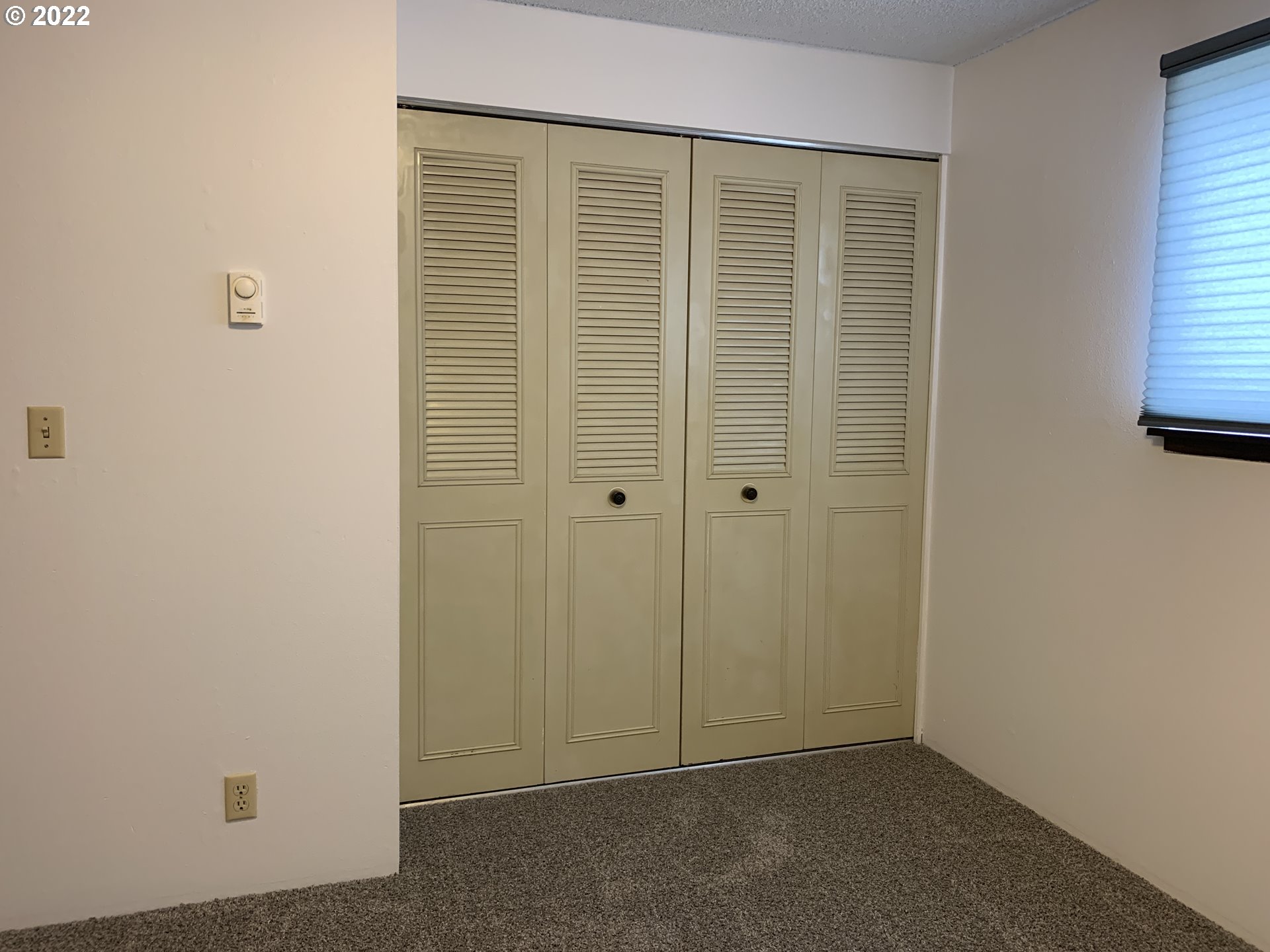 296 South 50th Place Springfield, OR 97478 - Photo 15 of 32 a view of an empty room with a window