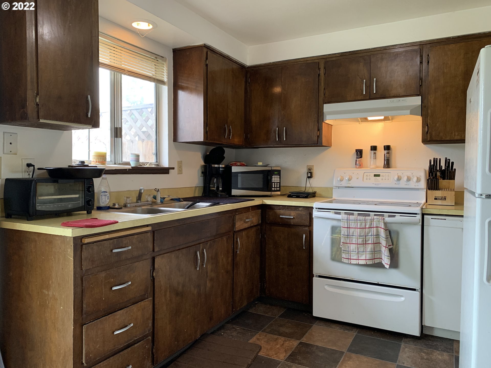 296 South 50th Place Springfield, OR 97478 - Photo 28 of 32 a kitchen with a sink stove and microwave
