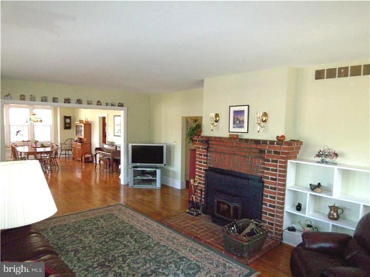 124 Icedale Road Honey Brook, PA 19344 - Photo 10 of 25 Living Room