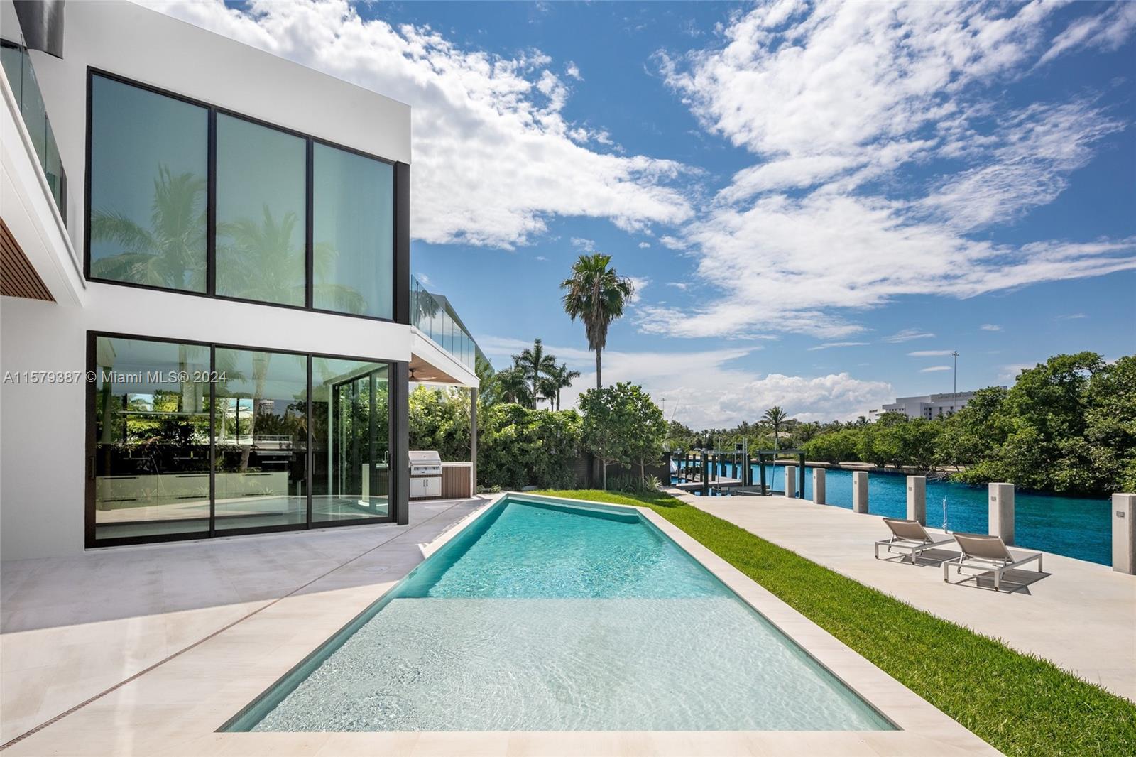 3172 North Bay Road Miami Beach, FL 33140 - Photo 29 of 37