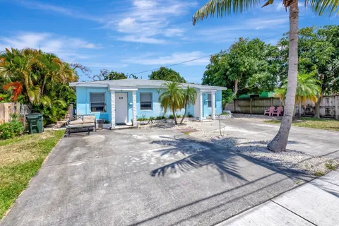 $999,995 | 327 Southeast 3rd Avenue, Delray Beach, FL 33483
