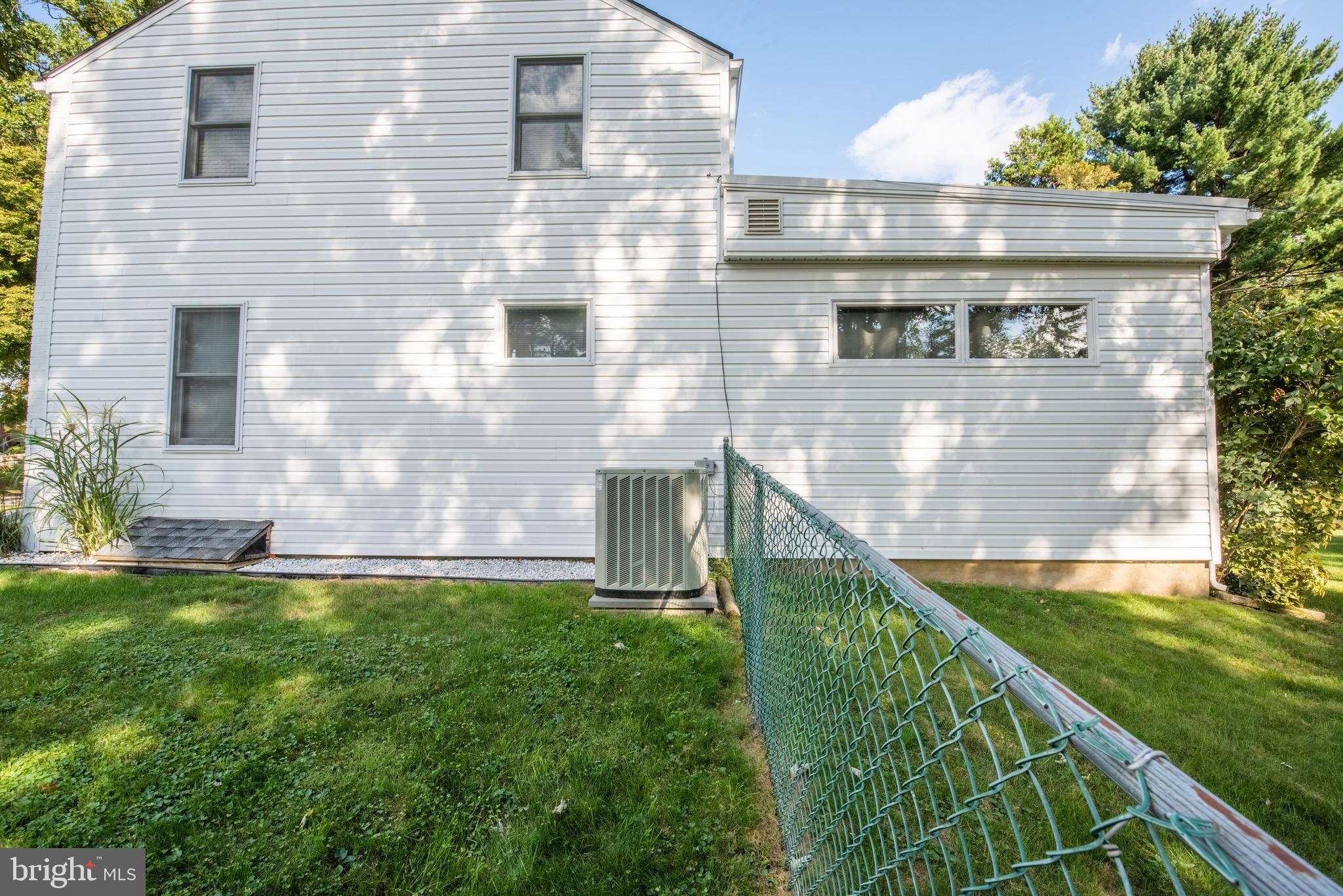 26 Briar Road Oreland, PA 19075 - Photo 5 of 44 Exterior Side