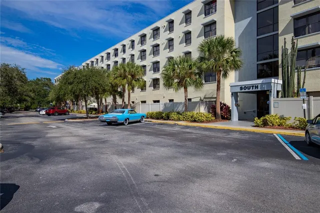 $2,190 | 701 South Madison Avenue, Unit 421, Clearwater, FL 33756