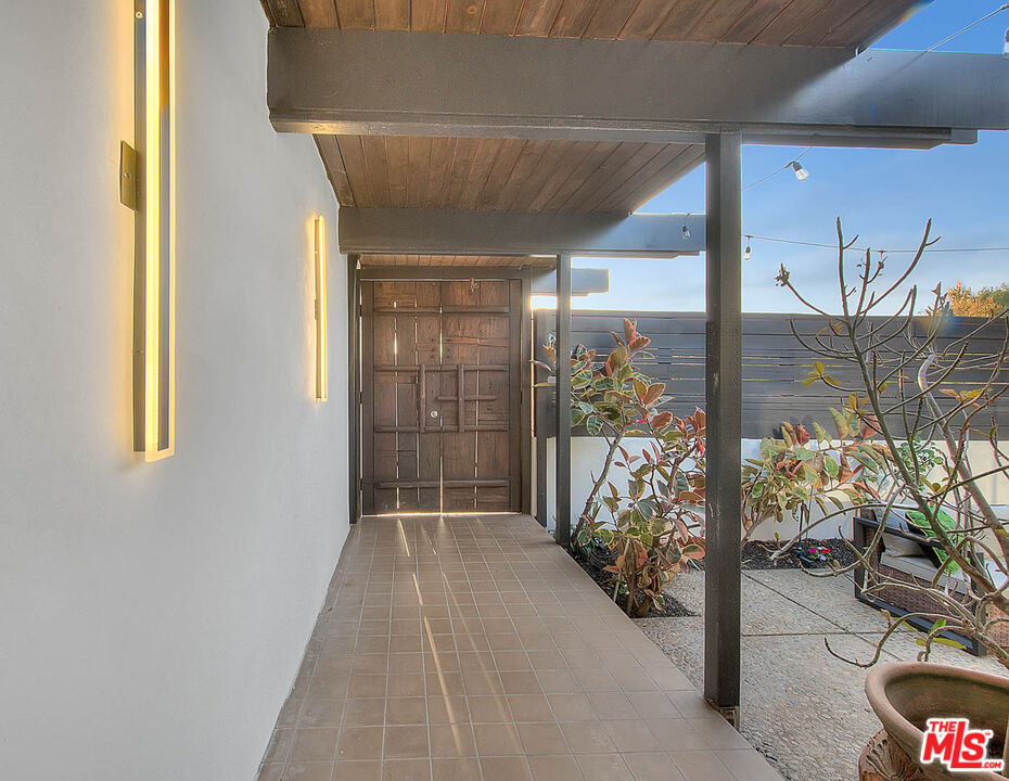 3804 Duray Place Los Angeles, CA 90008 - Photo 5 of 73 a view of entryway with wooden floor