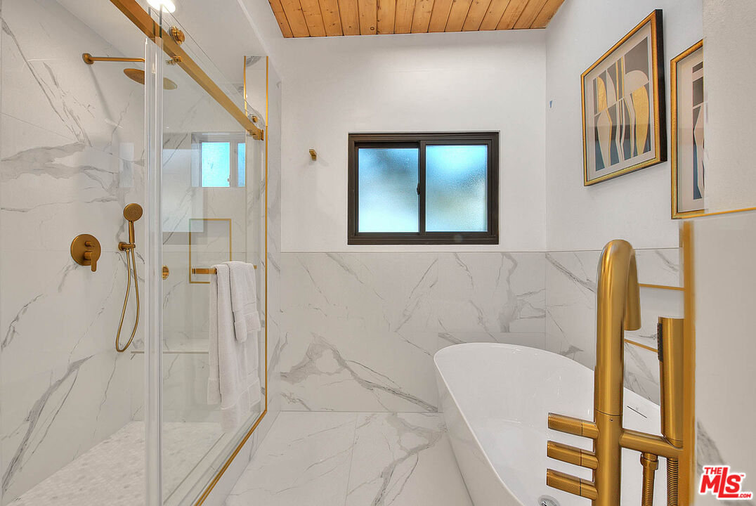 3804 Duray Place Los Angeles, CA 90008 - Photo 58 of 73 a bathroom with a shower