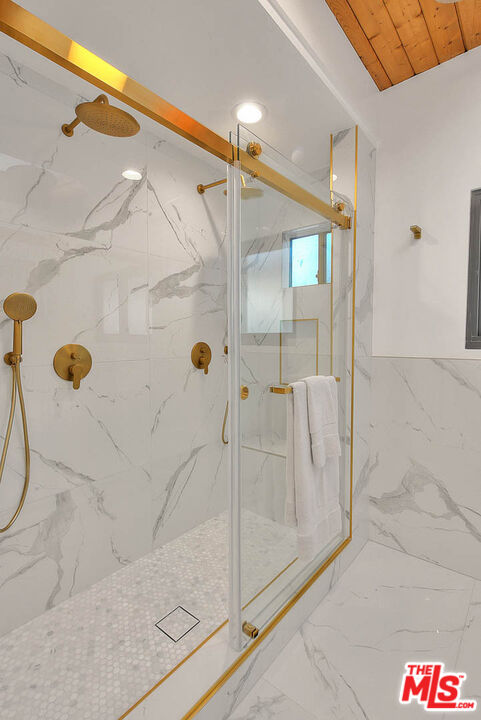 3804 Duray Place Los Angeles, CA 90008 - Photo 64 of 73 a bathroom with a shower