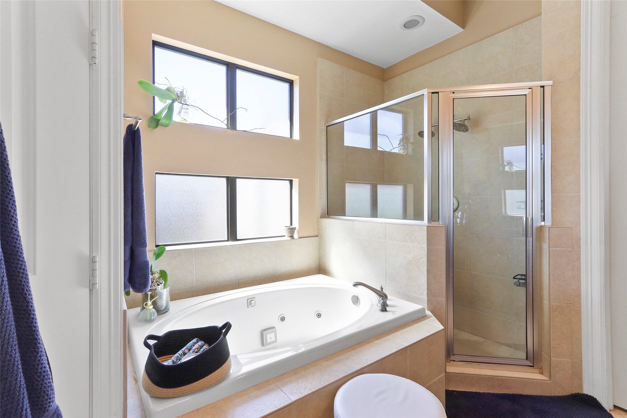 1905 Summer Street Houston, TX 77007 - Photo 21 of 25 a bathroom with a tub a sink and a window