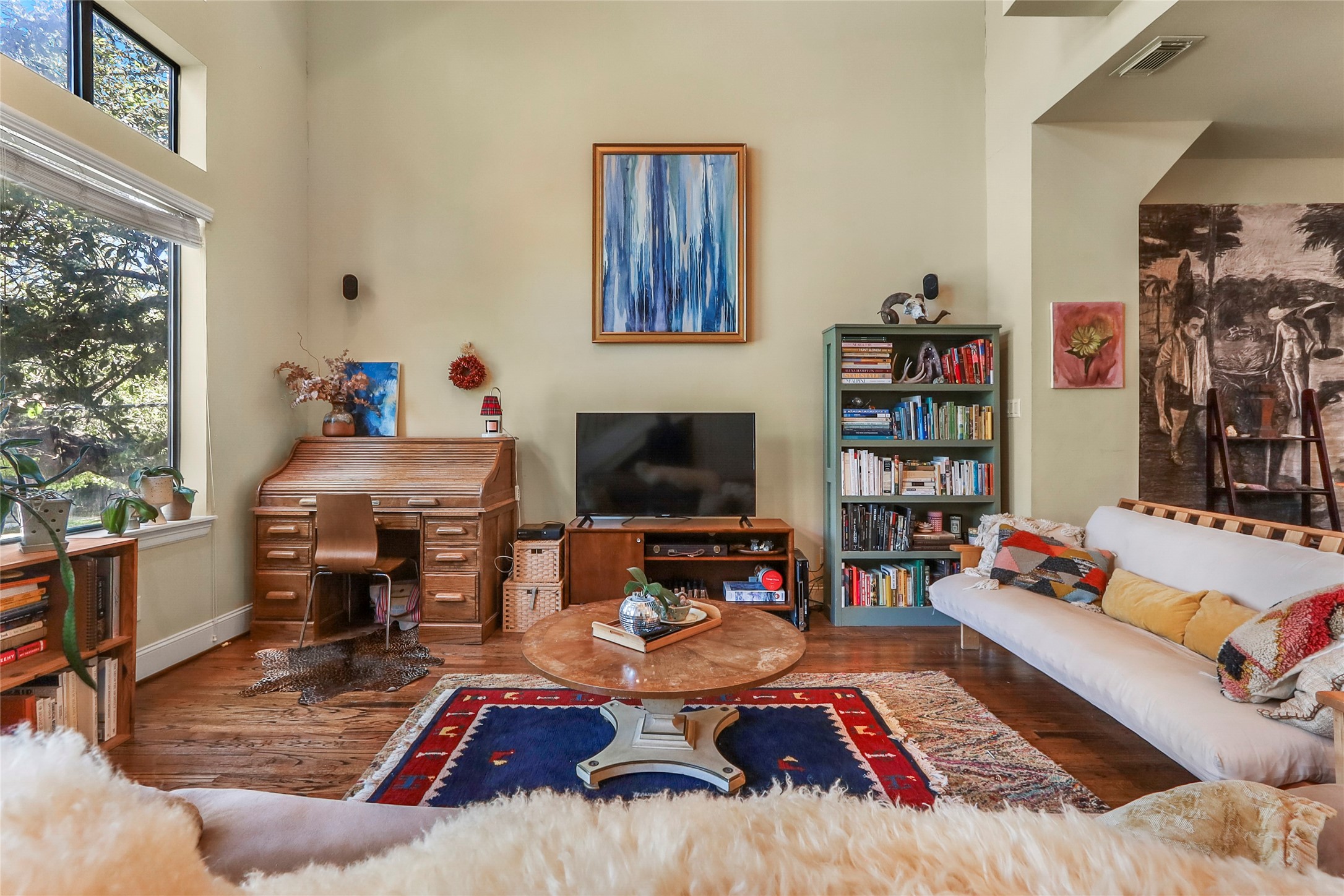 1905 Summer Street Houston, TX 77007 - Photo 3 of 25 a living room with furniture fireplace and a window