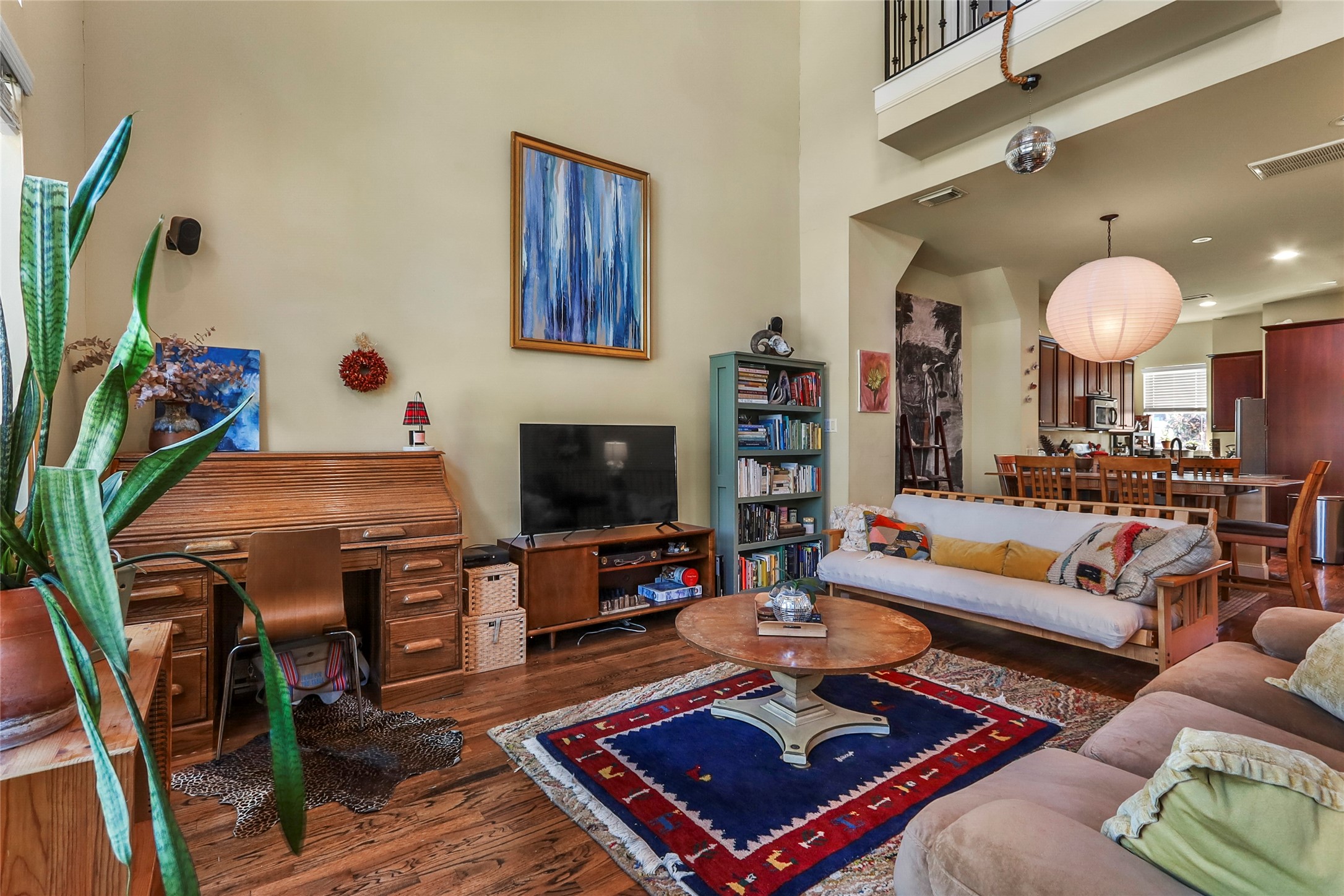 1905 Summer Street Houston, TX 77007 - Photo 4 of 25 a living room with furniture and a flat screen tv