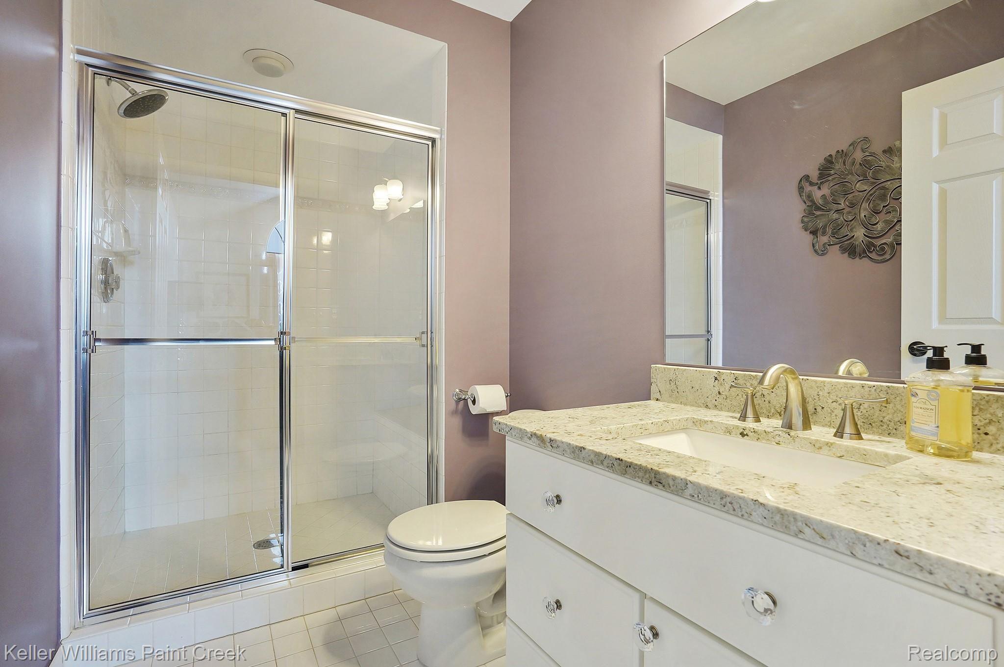 713 Panorama Drive Rochester, MI 48306 - Photo 55 of 77 Guest EnSuite with granite counters