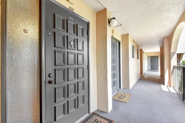 a view of an entryway with livingroom