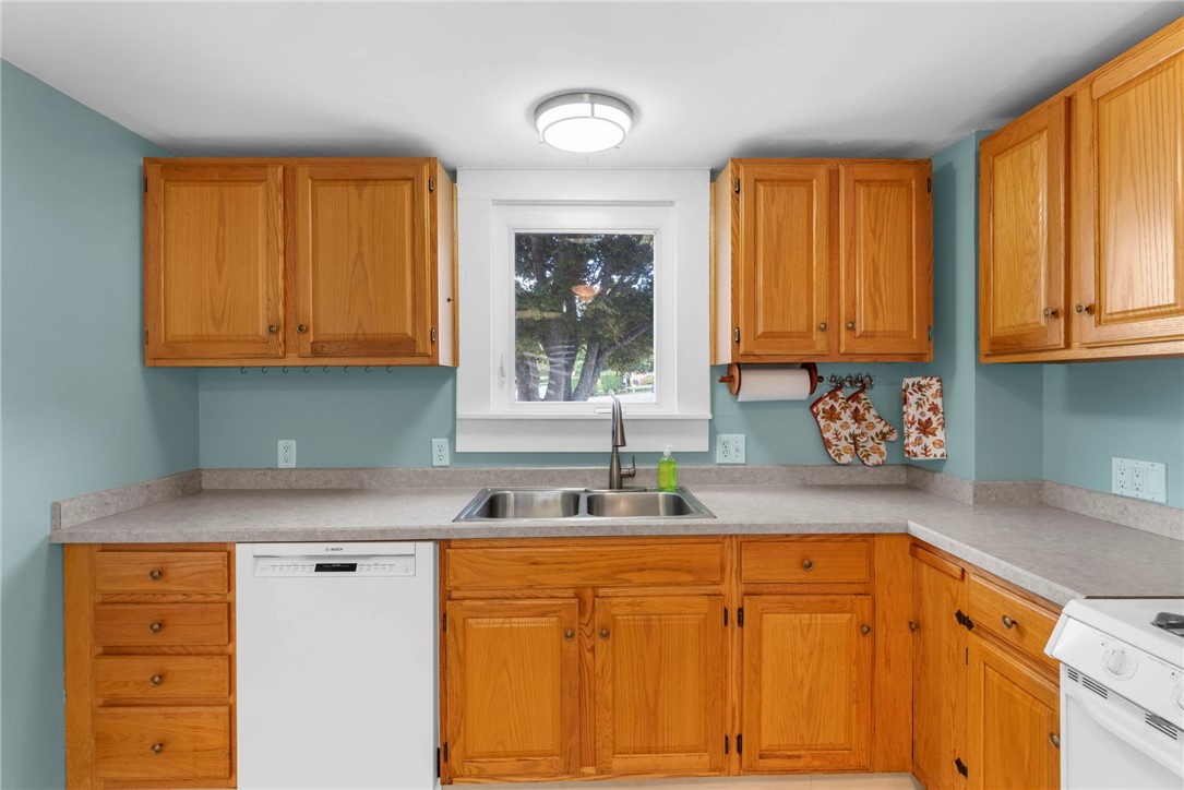 9 Ward Avenue Westerly, RI 02891 - Photo 10 of 39