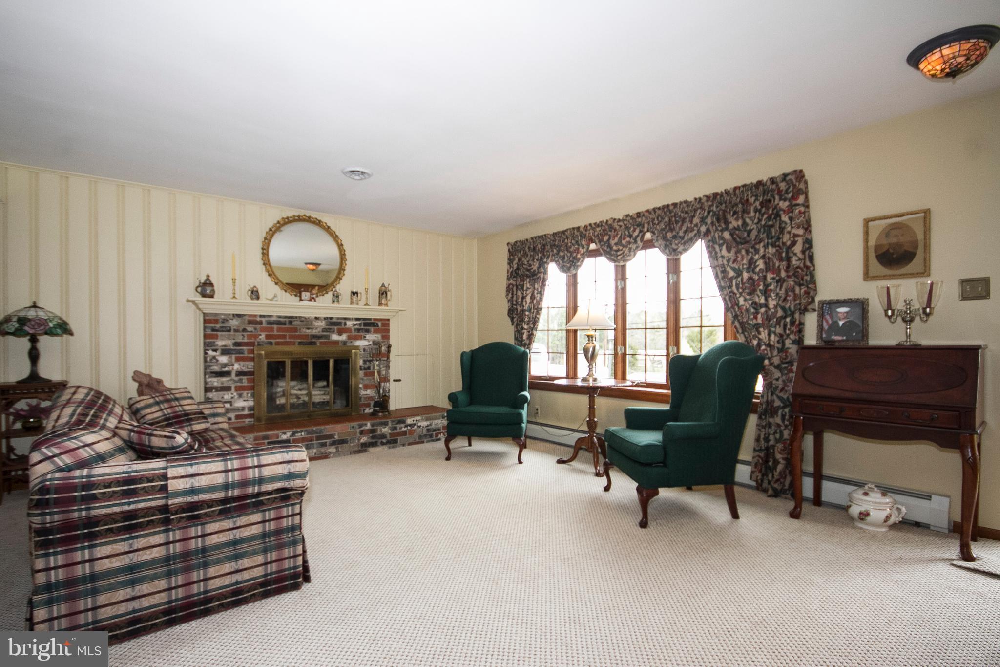 6217 Ebenezer Road Baltimore, MD 21220 - Photo 3 of 30 Living Room