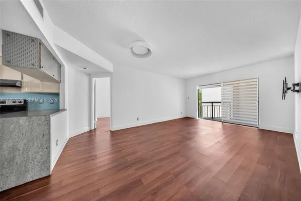 $2,300 | 8290 Lake Drive, Unit 514, Doral, FL 33166