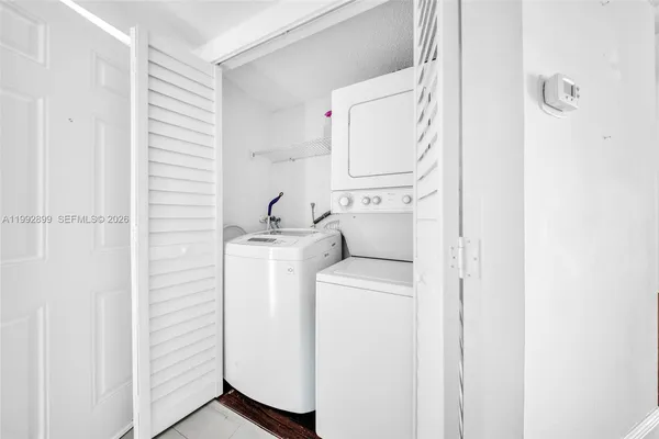 $2,300 | 8290 Lake Drive, Unit 514, Doral, FL 33166