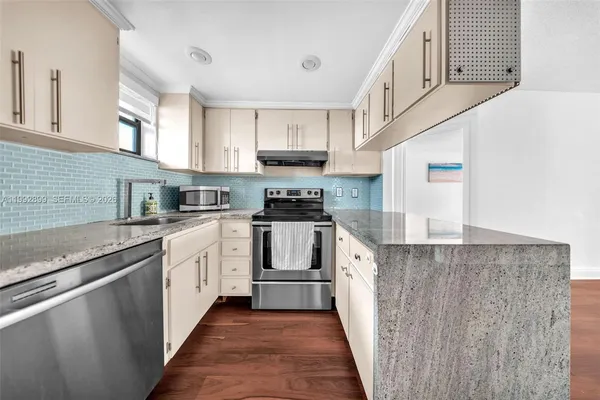 $2,300 | 8290 Lake Drive, Unit 514, Doral, FL 33166