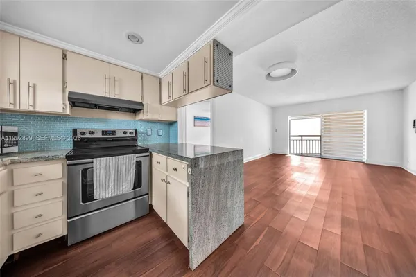 $2,300 | 8290 Lake Drive, Unit 514, Doral, FL 33166