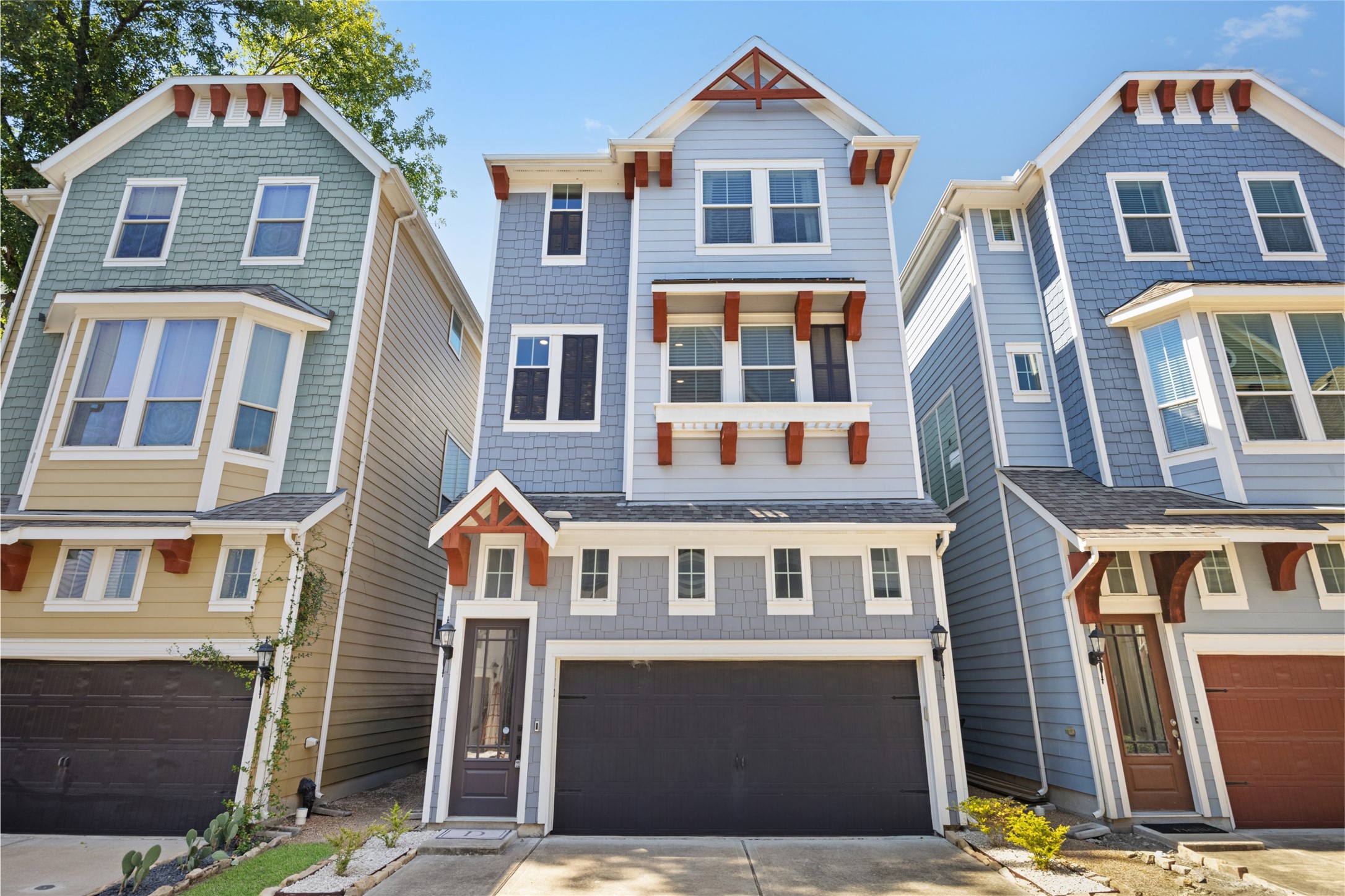 1172 West 17th Street Houston, TX 77008 - Photo 1 of 29 Plenty of street parking nearby for guests, and a spacious double-wide driveway for the community. Just up the road you are walking distance to Timbergrove Sports Association! Preslees, Magnolia Brewing company, USPS and so much more within walking distance.