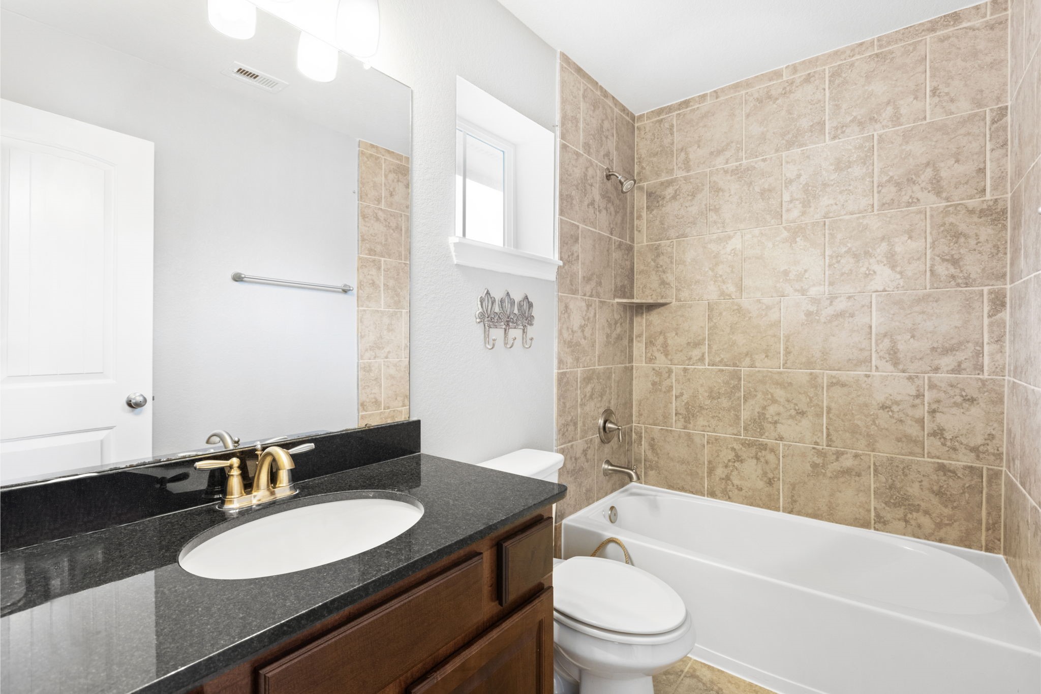 1172 West 17th Street Houston, TX 77008 - Photo 22 of 29 Every room has its own en-suite bathroom!