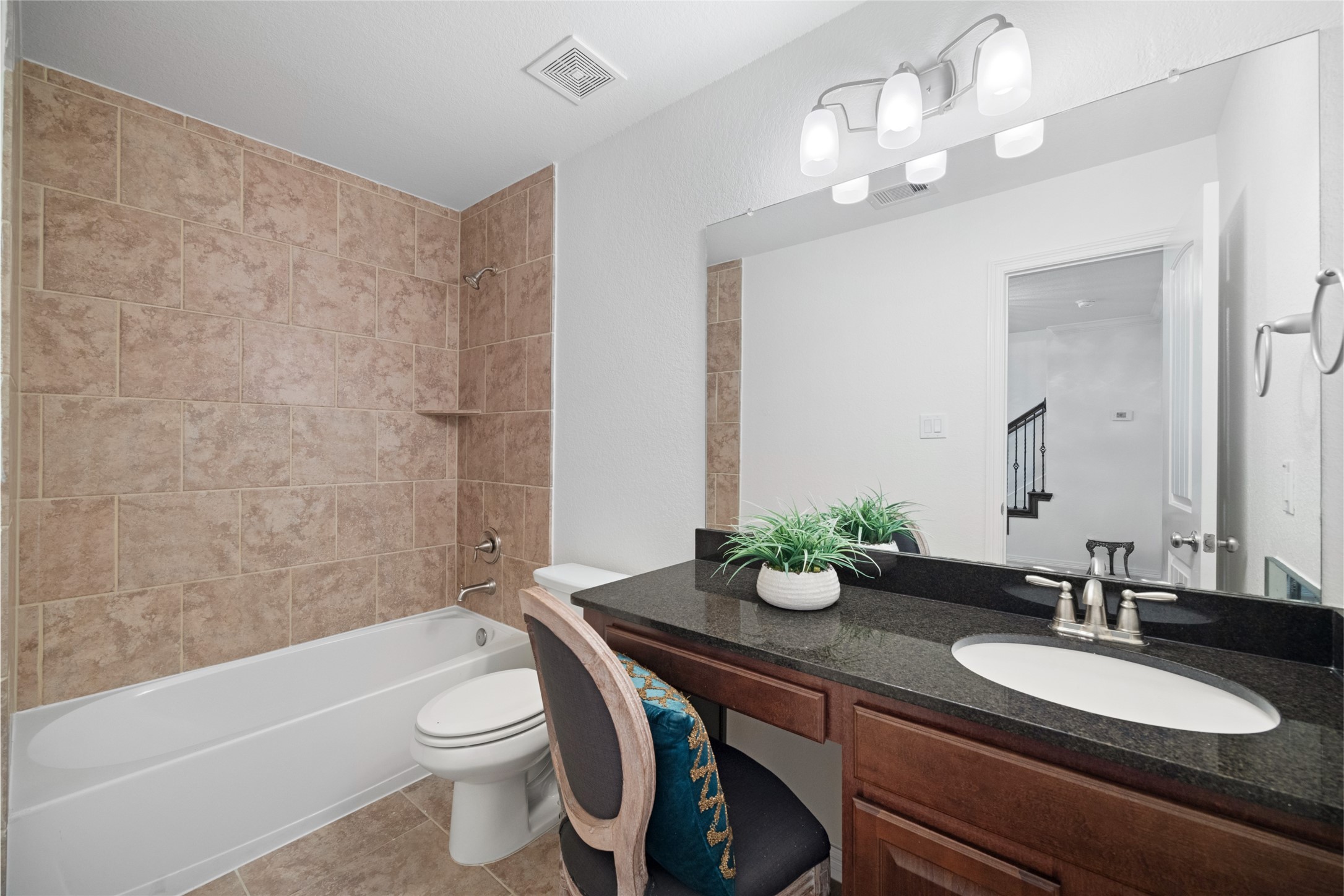 1172 West 17th Street Houston, TX 77008 - Photo 25 of 29 The ensuite bathroom on the first floor.