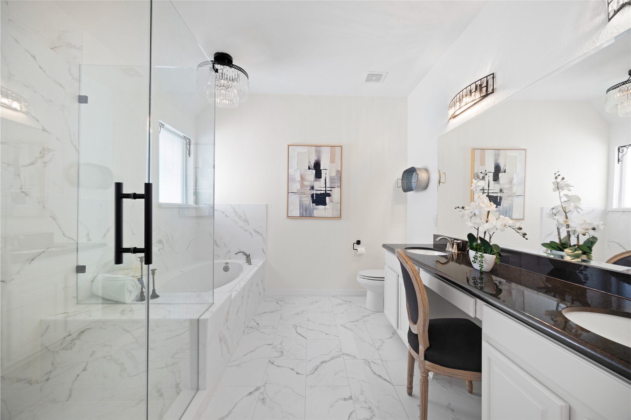 1172 West 17th Street Houston, TX 77008 - Photo 4 of 29 Primary bathroom fully remodeled in January of 2024! Make sure to checkout the attachments on HAR for more information on this home.