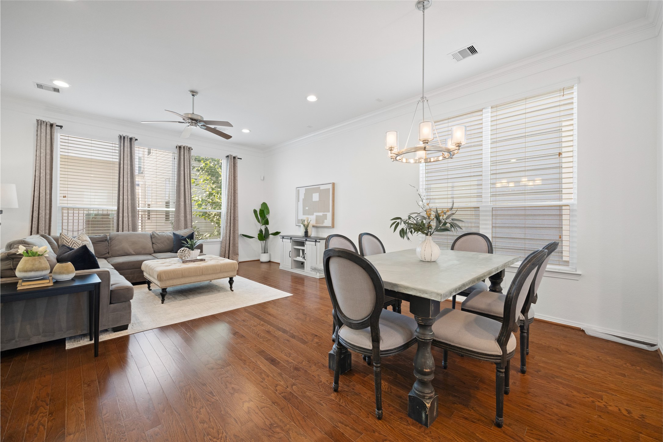 1172 West 17th Street Houston, TX 77008 - Photo 9 of 29 A half bathroom is found on the main living floor just off the kitchen.