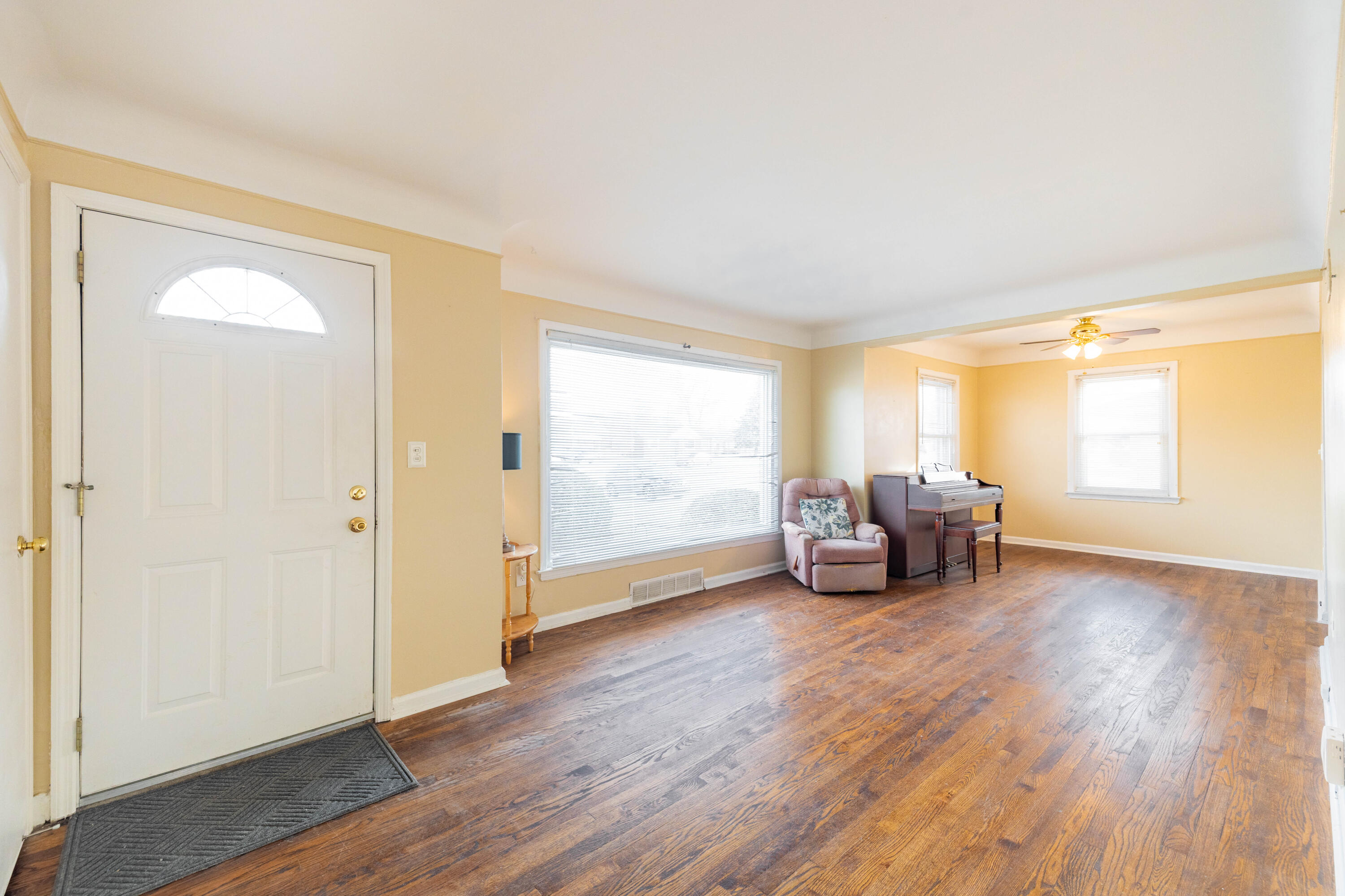 14420 Trenton Road Southgate, MI 48195 - Photo 4 of 29 14420 Trenton Rd, Southgate (4 of 29)