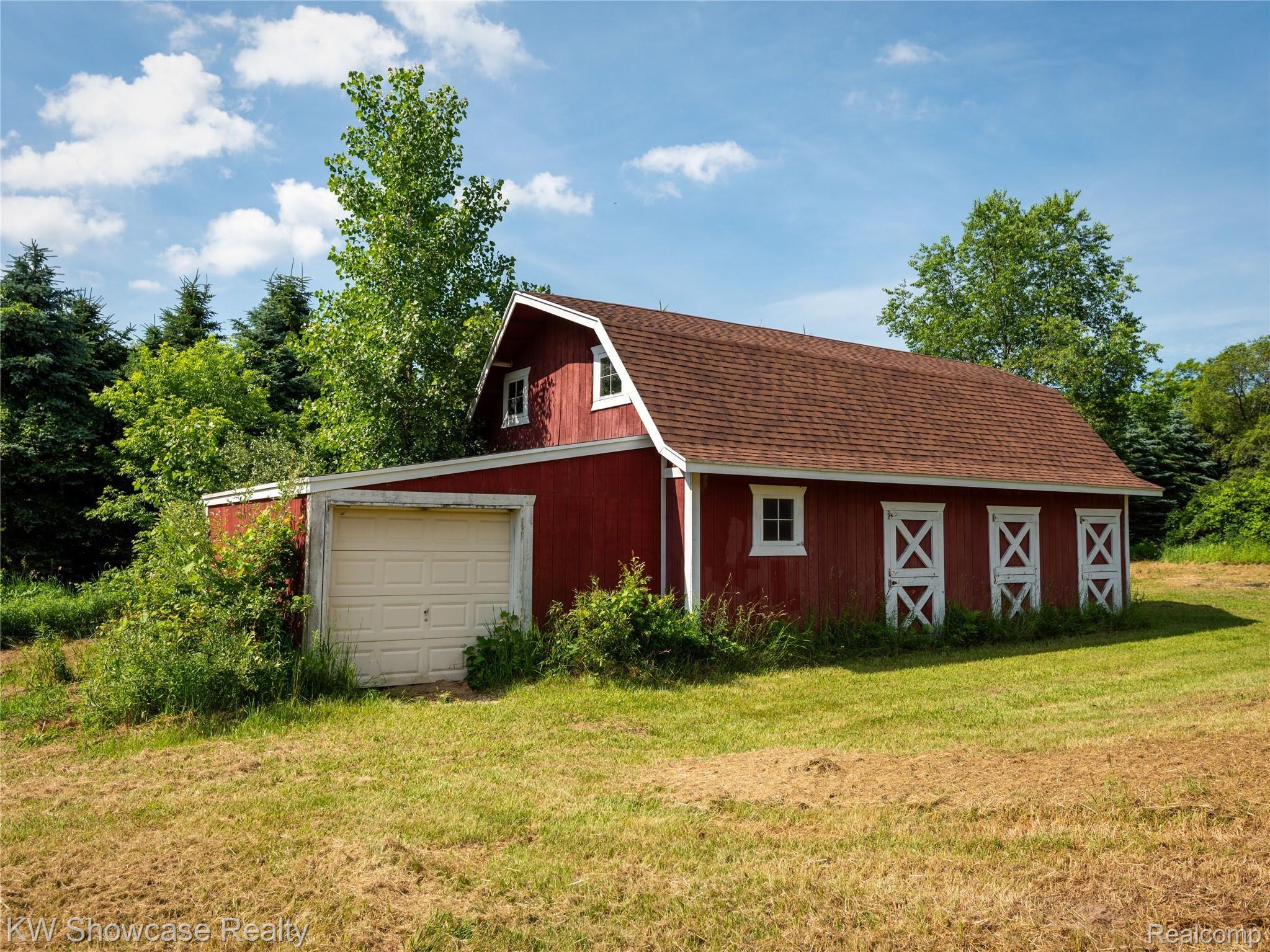 6020 North Tipsico Lake Road Holly, MI 48442 - Photo 48 of 54 48 BARN.jpg