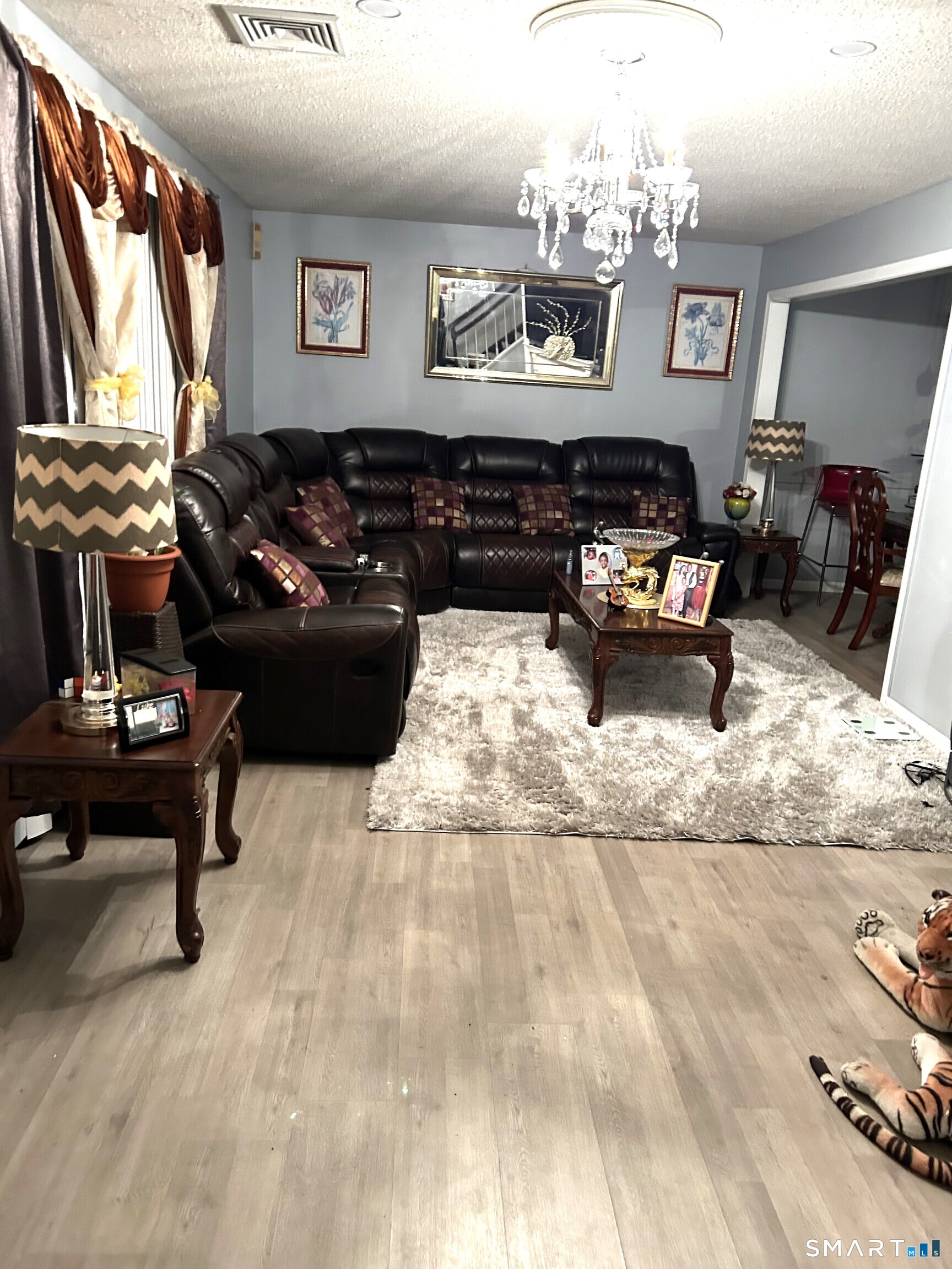 135 Pheasant Road West Haven, CT 06516 - Photo 7 of 23 a living room with furniture