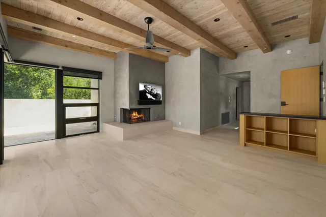 a view of livingroom with furniture