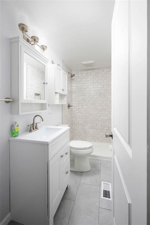 577 Surfside Drive Pittsburgh, PA 15239 - Photo 15 of 30 Owner's suite bath