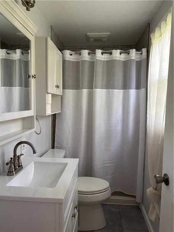 577 Surfside Drive Pittsburgh, PA 15239 - Photo 16 of 30 Owner's Suite bath