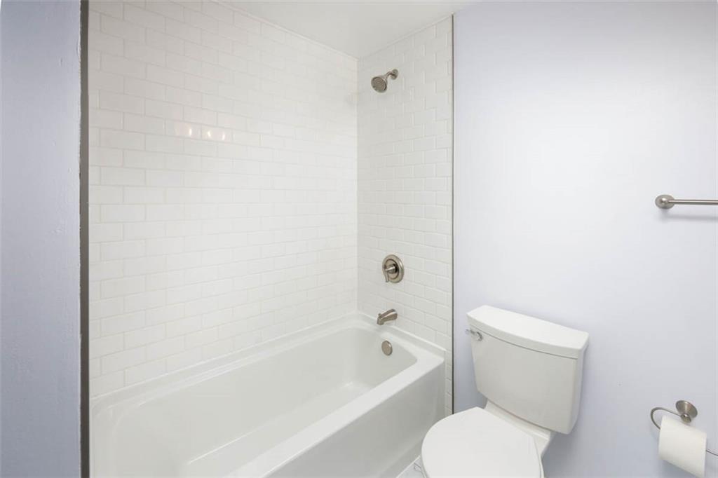 577 Surfside Drive Pittsburgh, PA 15239 - Photo 20 of 30 Tub/shower in hall bath