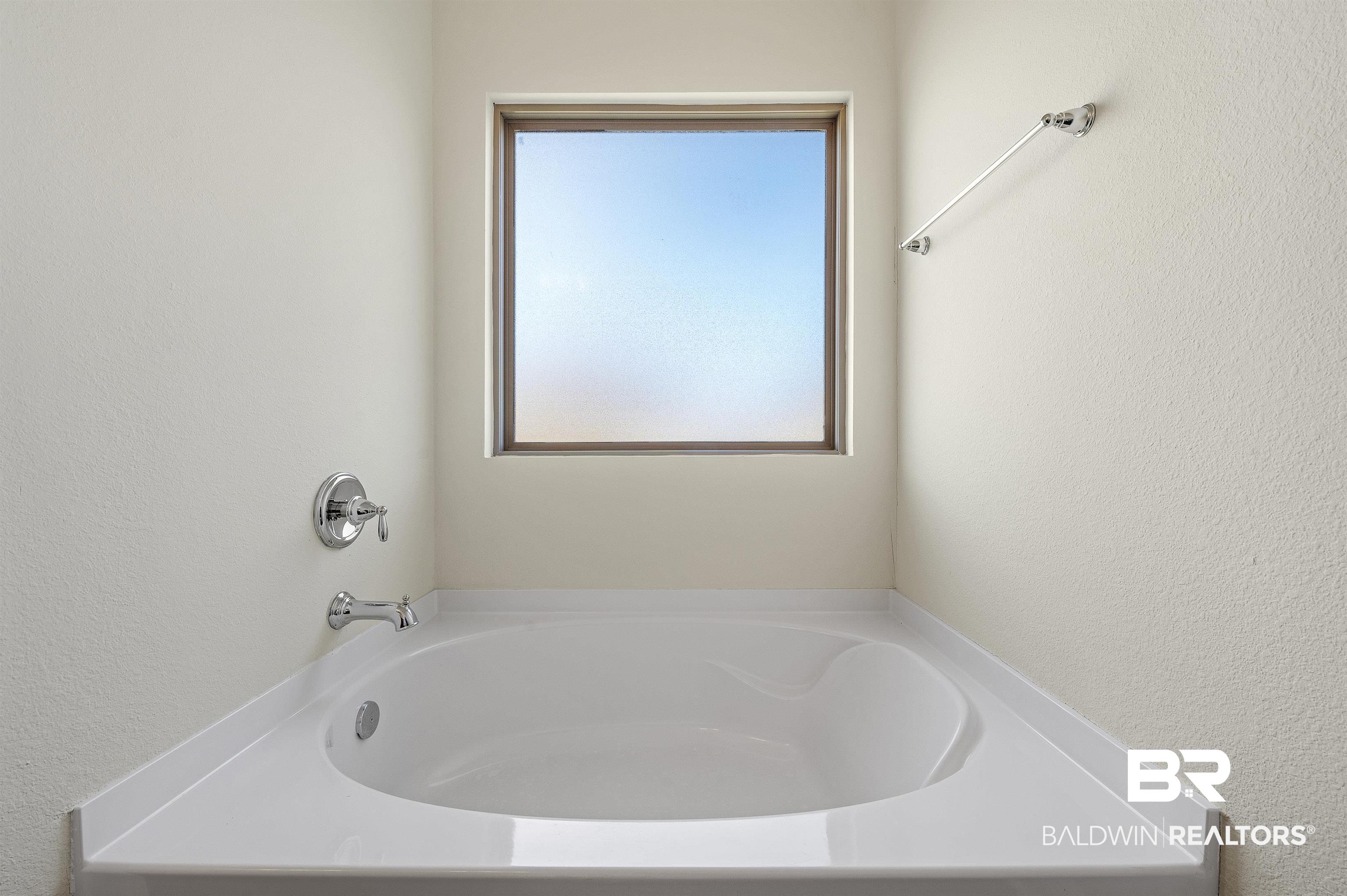 1720 Covington Lane Foley, AL 36535 - Photo 29 of 39 Master Bath Tub