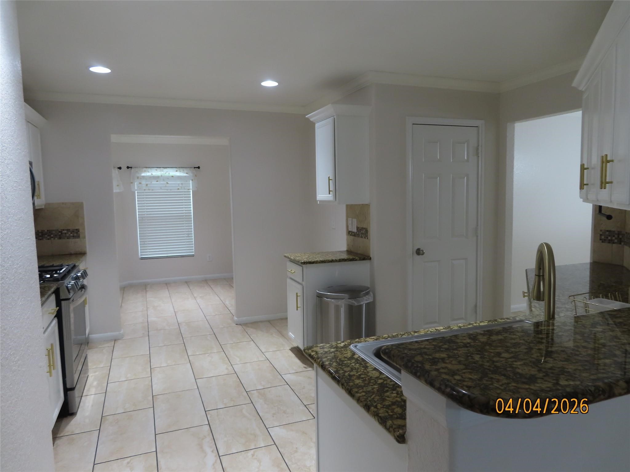 15631 South Fall Fern Circle Houston, TX 77044 - Photo 8 of 25 Open-concept living, dining, and breakfast area.