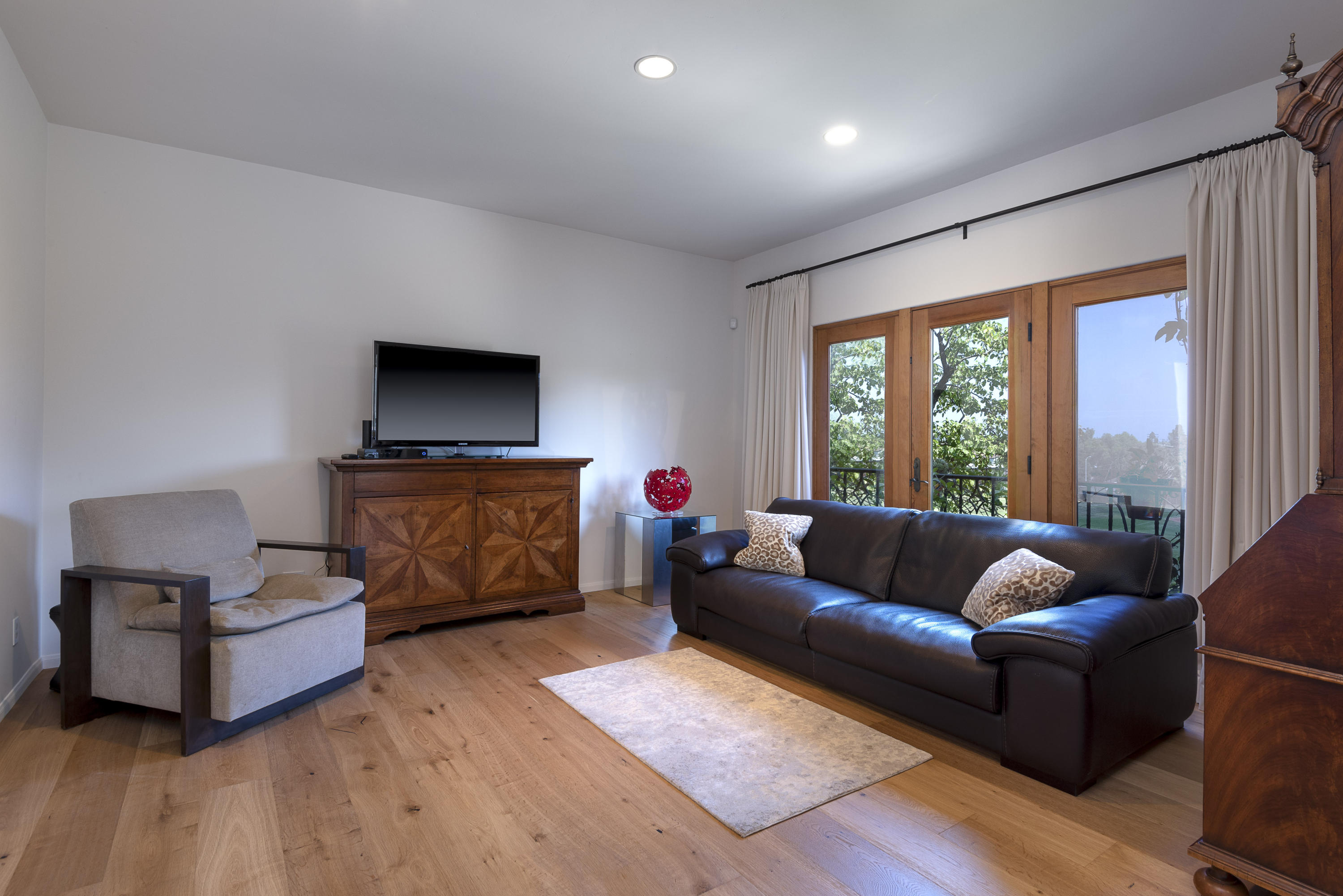 1011 Rinconada Road, Unit F Santa Barbara, CA 93101 - Photo 7 of 12 7. FamilyRoom