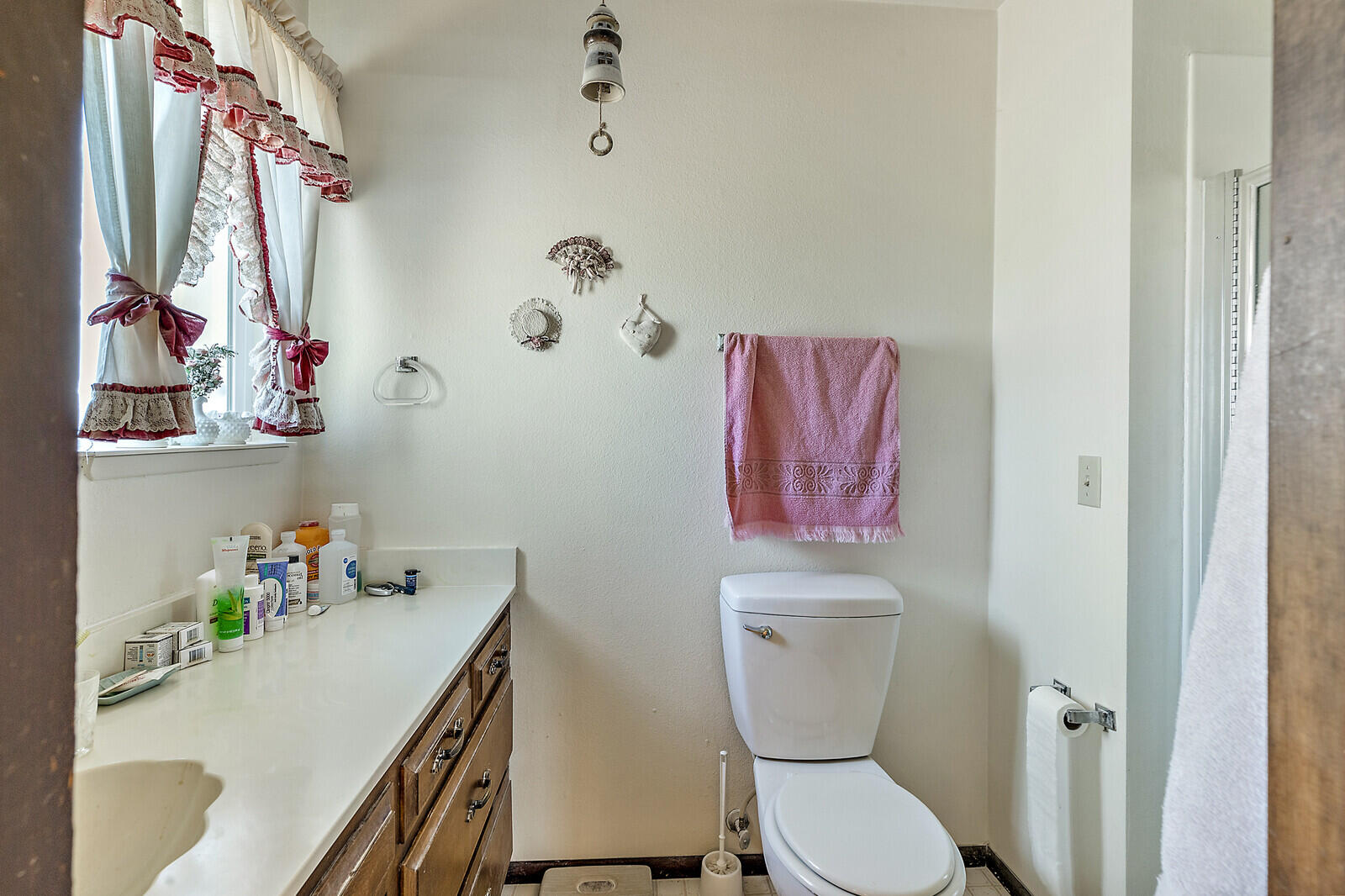 727 Oak Grove Road Medford, OR 97501 - Photo 27 of 43 27-Master Bth