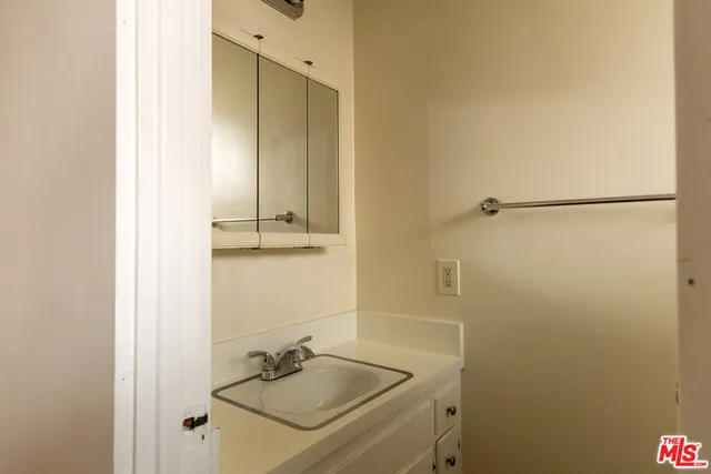 $3,150 | 3330 South Sepulveda Boulevard, Unit 21, Los Angeles, CA 90034