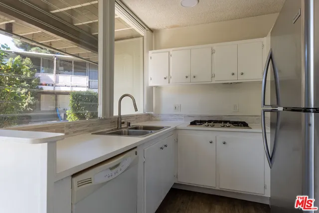$3,150 | 3330 South Sepulveda Boulevard, Unit 21, Los Angeles, CA 90034