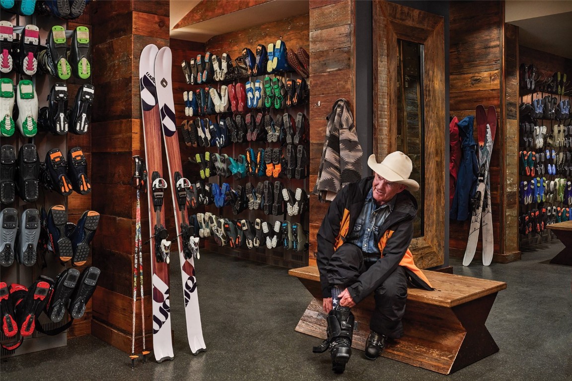2250 Apres Ski Way, Unit R702 Steamboat Springs, CO 80487 - Photo 40 of 45 Members only locker room