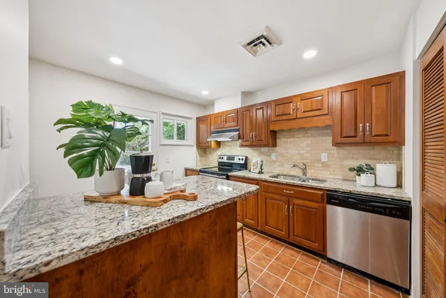 $599,900 | 6206 Yosemite Drive, Alexandria, VA 22312