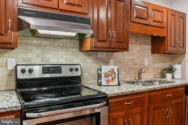 $599,900 | 6206 Yosemite Drive, Alexandria, VA 22312