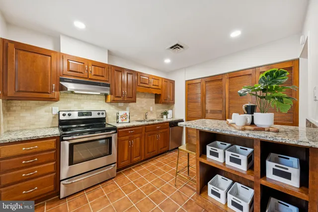 $599,900 | 6206 Yosemite Drive, Alexandria, VA 22312