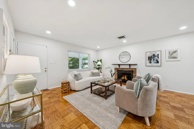 $599,900 | 6206 Yosemite Drive, Alexandria, VA 22312