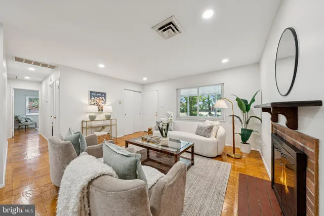 $599,900 | 6206 Yosemite Drive, Alexandria, VA 22312