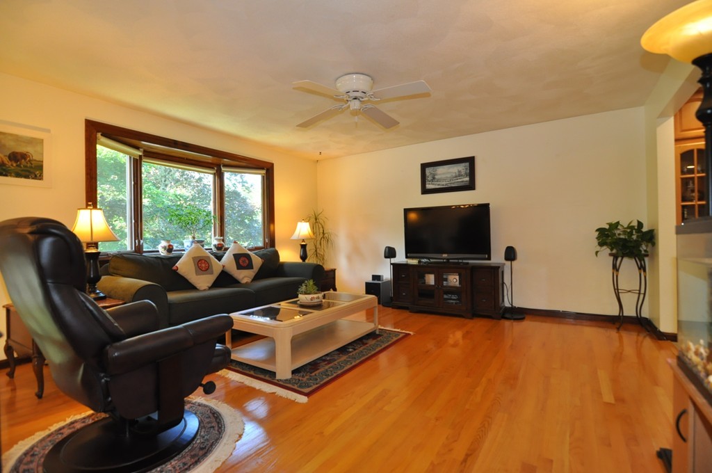 33 Selfridge Road Bedford, MA 01730 - Photo 3 of 29