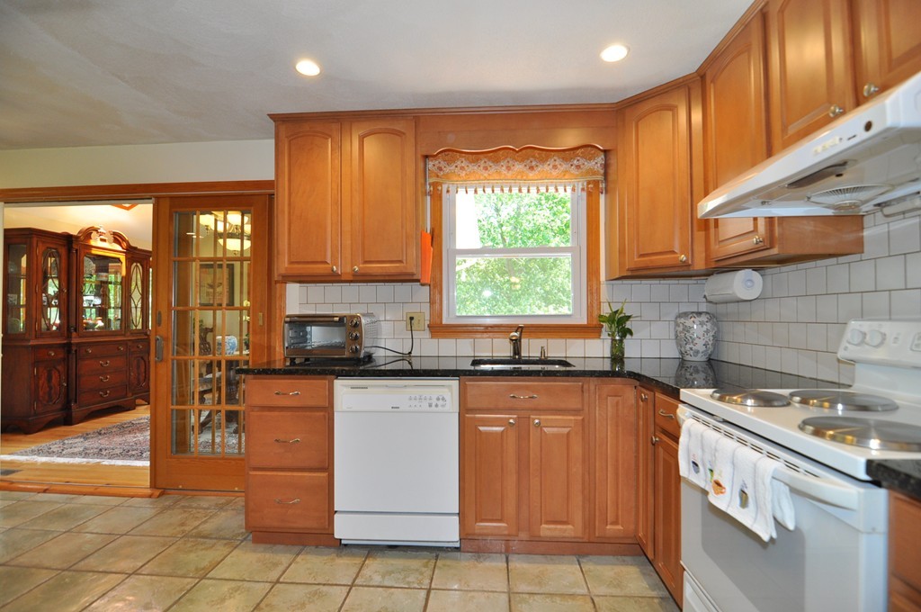 33 Selfridge Road Bedford, MA 01730 - Photo 7 of 29